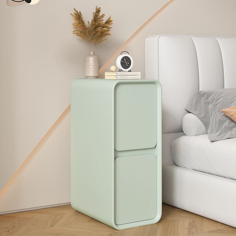 Moderner minimalistischer Nachttisch aus Massivholz und Mikrofaserleder in rechteckiger, schmaler Form mit 2 Schubladen für das Schlafzimmer 