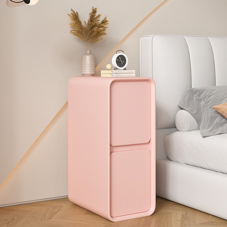 Moderner minimalistischer Nachttisch aus Massivholz und Mikrofaserleder in rechteckiger, schmaler Form mit 2 Schubladen für das Schlafzimmer 