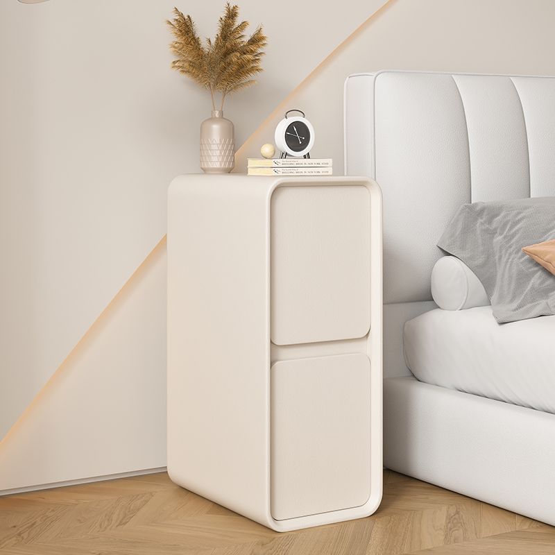Moderner minimalistischer Nachttisch aus Massivholz und Mikrofaserleder in rechteckiger, schmaler Form mit 2 Schubladen für das Schlafzimmer 