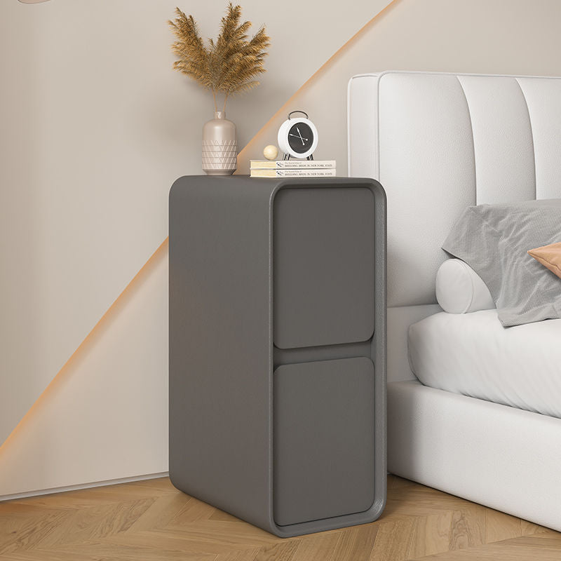 Moderner minimalistischer Nachttisch aus Massivholz und Mikrofaserleder in rechteckiger, schmaler Form mit 2 Schubladen für das Schlafzimmer 