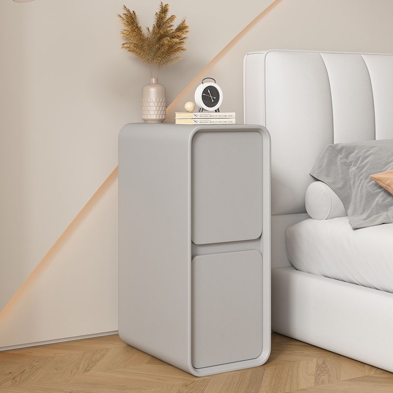 Moderner minimalistischer Nachttisch aus Massivholz und Mikrofaserleder in rechteckiger, schmaler Form mit 2 Schubladen für das Schlafzimmer 