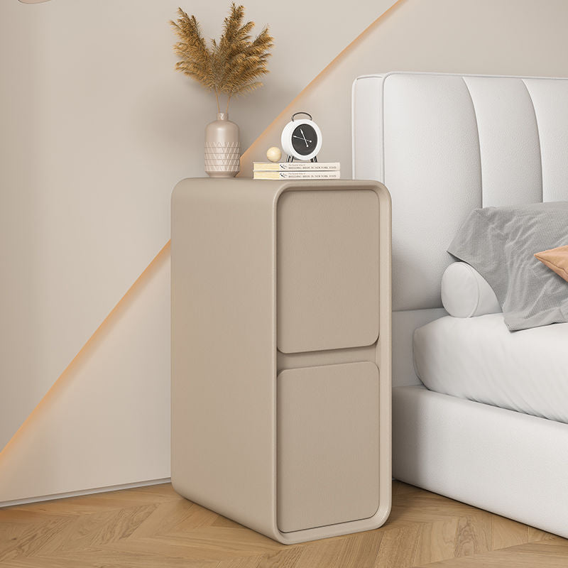 Moderner minimalistischer Nachttisch aus Massivholz und Mikrofaserleder in rechteckiger, schmaler Form mit 2 Schubladen für das Schlafzimmer 