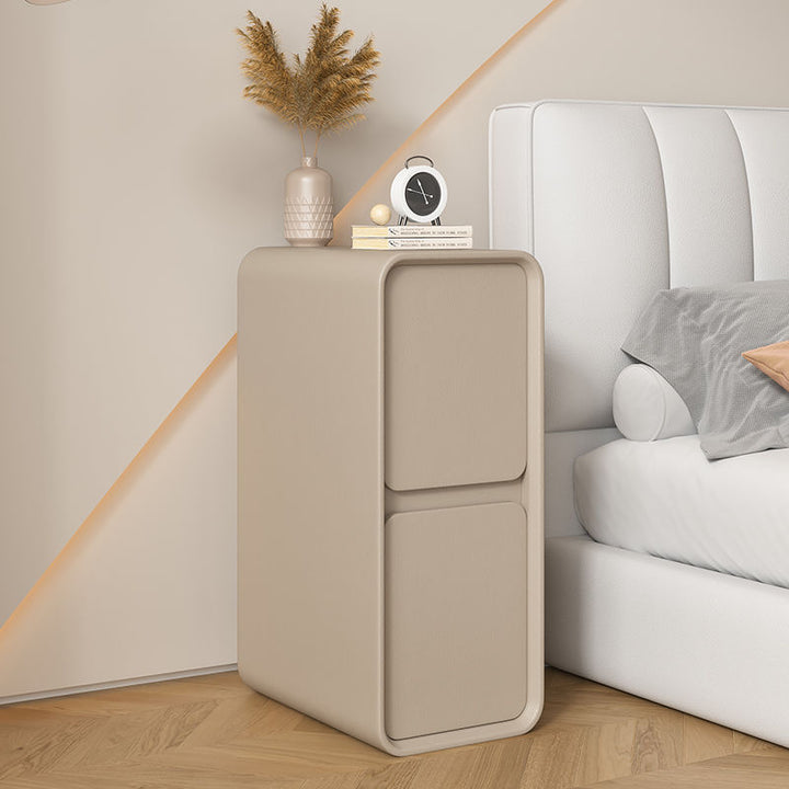 Moderner minimalistischer Nachttisch aus Massivholz und Mikrofaserleder in rechteckiger, schmaler Form mit 2 Schubladen für das Schlafzimmer 