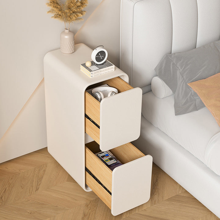 Moderner minimalistischer Nachttisch aus Massivholz und Mikrofaserleder in rechteckiger, schmaler Form mit 2 Schubladen für das Schlafzimmer 