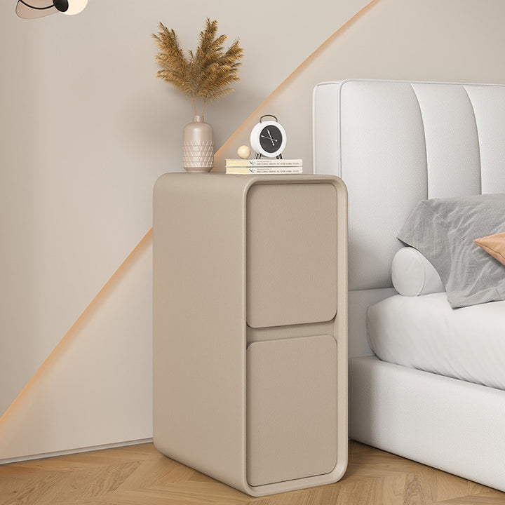 Moderner minimalistischer Nachttisch aus Massivholz und Mikrofaserleder in rechteckiger, schmaler Form mit 2 Schubladen für das Schlafzimmer 