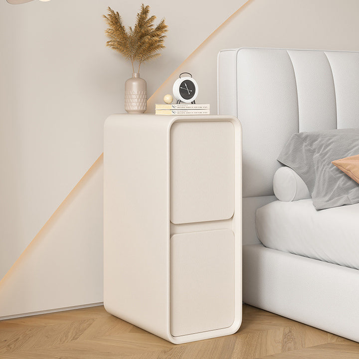 Moderner minimalistischer Nachttisch aus Massivholz und Mikrofaserleder in rechteckiger, schmaler Form mit 2 Schubladen für das Schlafzimmer 