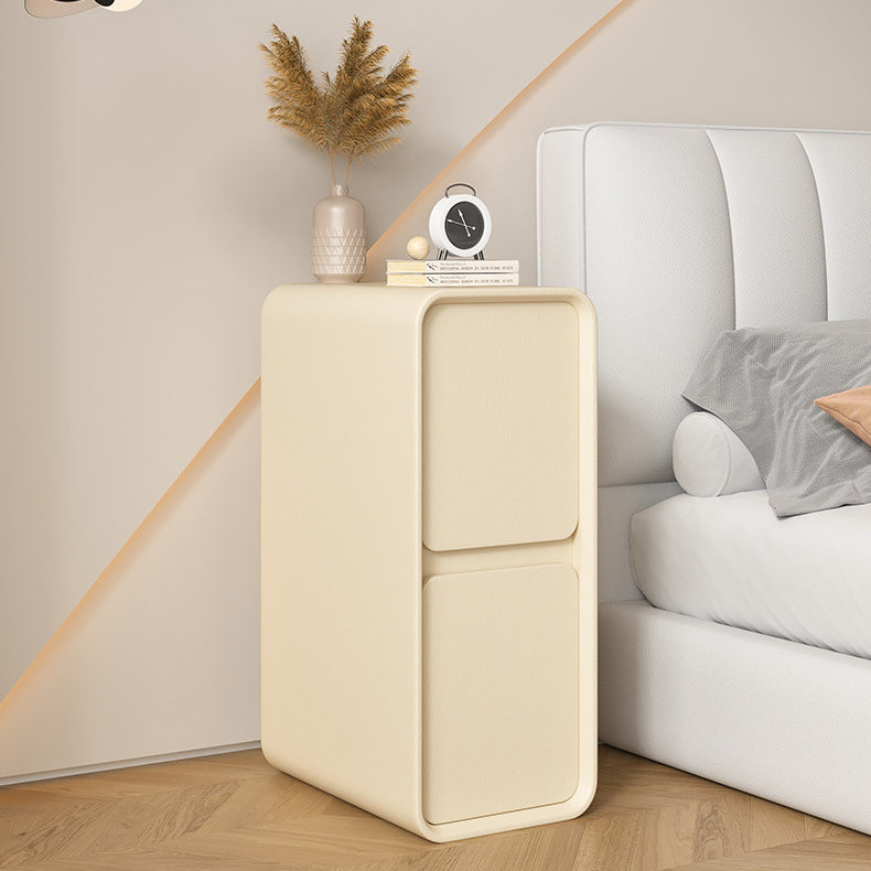 Moderner minimalistischer Nachttisch aus Massivholz und Mikrofaserleder in rechteckiger, schmaler Form mit 2 Schubladen für das Schlafzimmer 