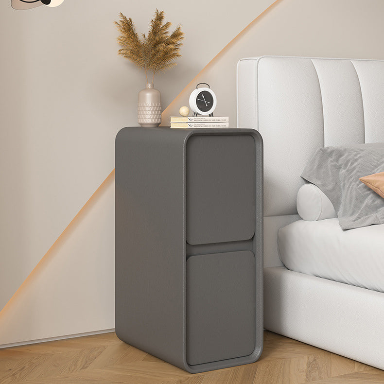 Moderner minimalistischer Nachttisch aus Massivholz und Mikrofaserleder in rechteckiger, schmaler Form mit 2 Schubladen für das Schlafzimmer 