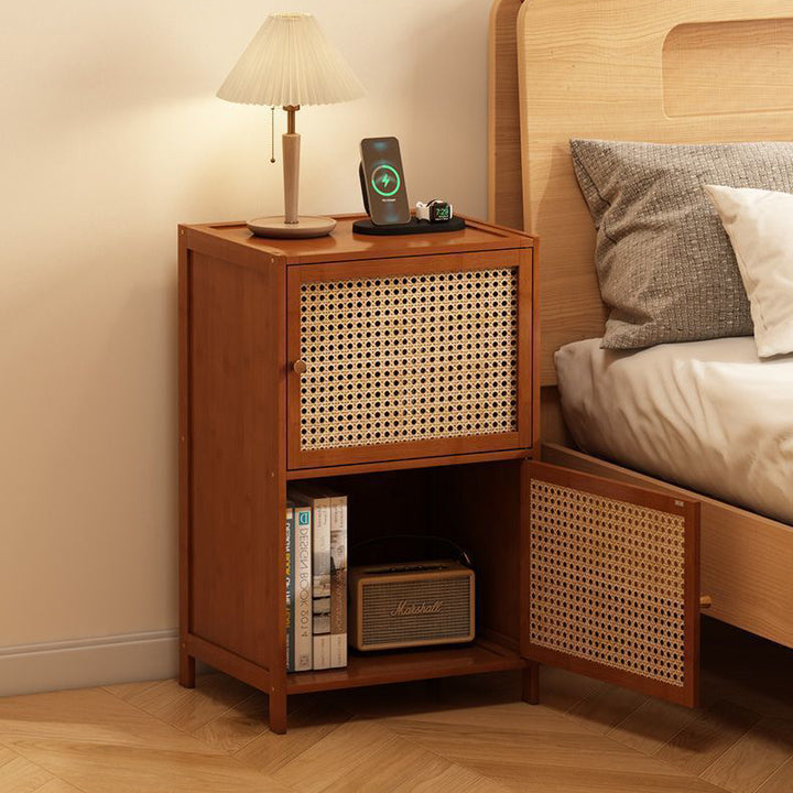 Mesita de noche rectangular contemporánea de estilo retro tejida en tablero de fibra de bambú con 2 armarios de almacenamiento para dormitorio 