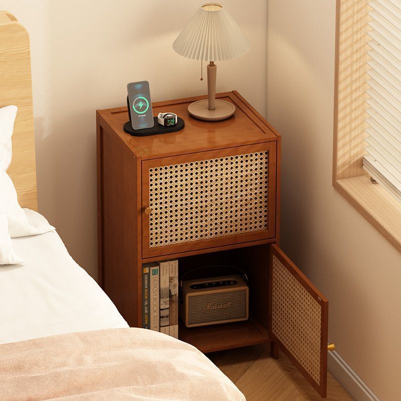 Mesita de noche rectangular contemporánea de estilo retro tejida en tablero de fibra de bambú con 2 armarios de almacenamiento para dormitorio 