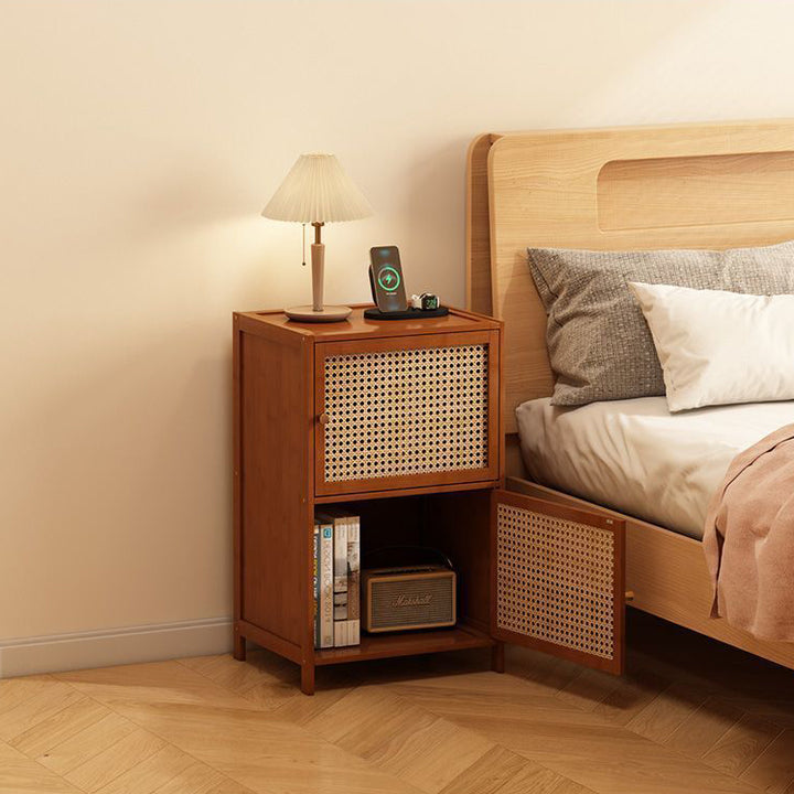 Mesita de noche rectangular contemporánea de estilo retro tejida en tablero de fibra de bambú con 2 armarios de almacenamiento para dormitorio 