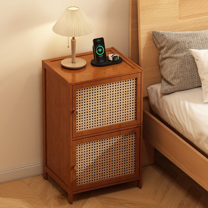 Mesita de noche rectangular contemporánea de estilo retro tejida en tablero de fibra de bambú con 2 armarios de almacenamiento para dormitorio 
