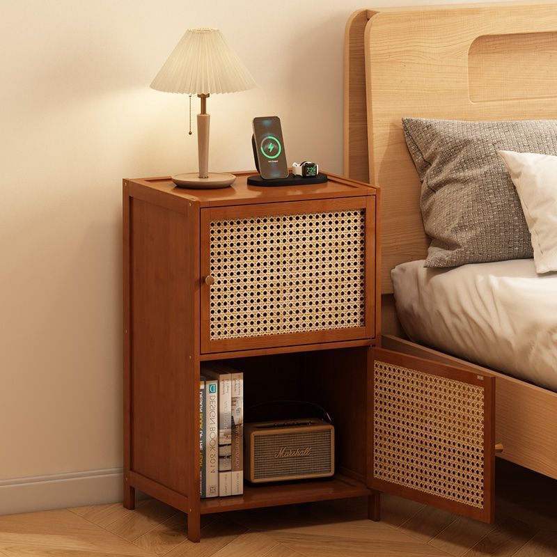 Mesita de noche rectangular contemporánea de estilo retro tejida en tablero de fibra de bambú con 2 armarios de almacenamiento para dormitorio 