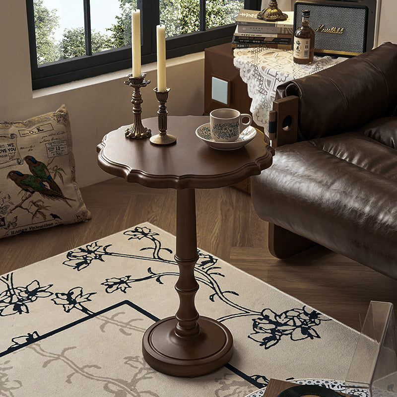 Table basse ronde sculptée en chêne massif traditionnel français avec 1 plateau pour salon 