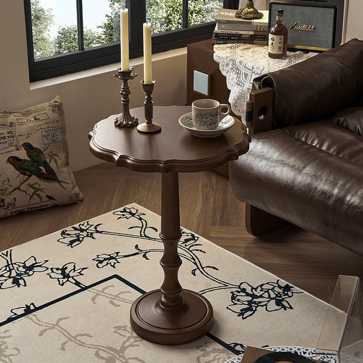 Table basse ronde sculptée en chêne massif traditionnel français avec 1 plateau pour salon 