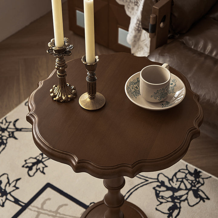 Table basse ronde sculptée en chêne massif traditionnel français avec 1 plateau pour salon 