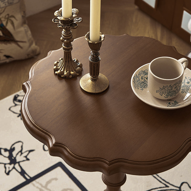 Table basse ronde sculptée en chêne massif traditionnel français avec 1 plateau pour salon 