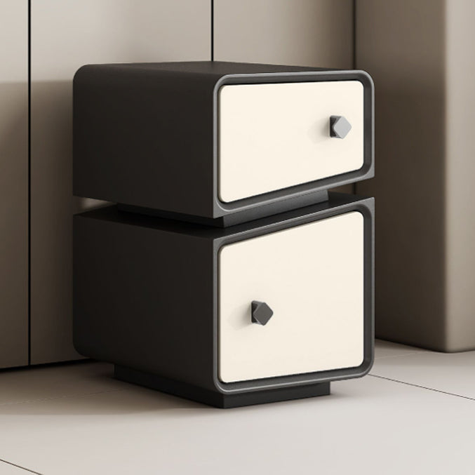Moderner minimalistischer Nachttisch aus Massivholz, Sperrholz und Mikrofaserleder in rechteckiger Split-Cut-Form mit 2 Schubladen für das Schlafzimmer 