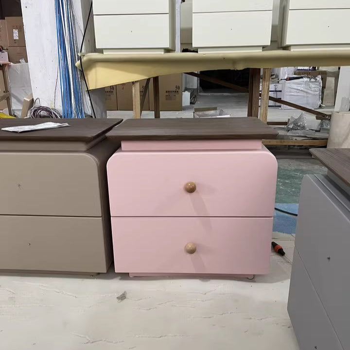 Moderner Mid-Century Nachttisch aus Massivholz & kratzfestem Leder mit rechteckiger Form und 2 Schubladen für das Bett 