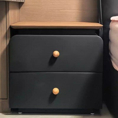 Moderner Mid-Century Nachttisch aus Massivholz & kratzfestem Leder mit rechteckiger Form und 2 Schubladen für das Bett 