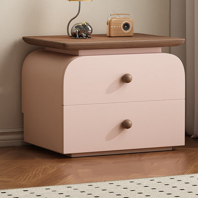 Moderner Mid-Century Nachttisch aus Massivholz & kratzfestem Leder mit rechteckiger Form und 2 Schubladen für das Bett 