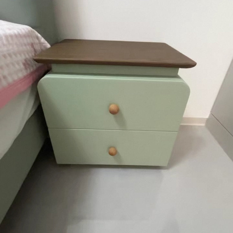 Moderner Mid-Century Nachttisch aus Massivholz & kratzfestem Leder mit rechteckiger Form und 2 Schubladen für das Bett 