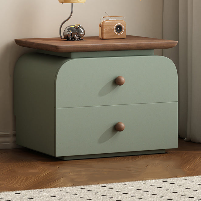 Moderner Mid-Century Nachttisch aus Massivholz & kratzfestem Leder mit rechteckiger Form und 2 Schubladen für das Bett 