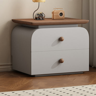 Moderner Mid-Century Nachttisch aus Massivholz & kratzfestem Leder mit rechteckiger Form und 2 Schubladen für das Bett 