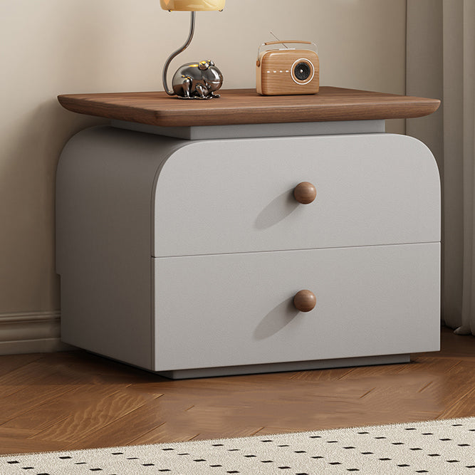 Moderner Mid-Century Nachttisch aus Massivholz & kratzfestem Leder mit rechteckiger Form und 2 Schubladen für das Bett 