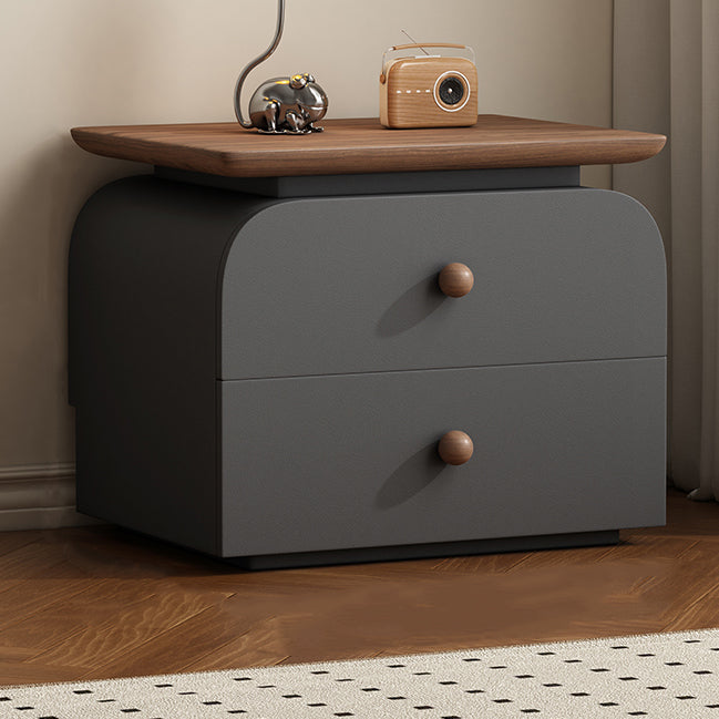Moderner Mid-Century Nachttisch aus Massivholz & kratzfestem Leder mit rechteckiger Form und 2 Schubladen für das Bett 