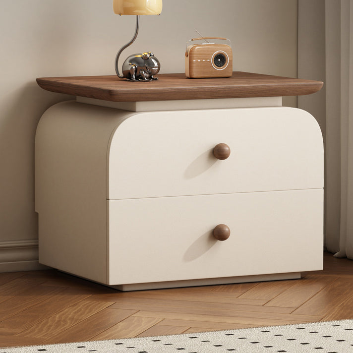 Moderner Mid-Century Nachttisch aus Massivholz & kratzfestem Leder mit rechteckiger Form und 2 Schubladen für das Bett 