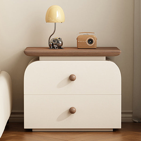 Moderner Mid-Century Nachttisch aus Massivholz & kratzfestem Leder mit rechteckiger Form und 2 Schubladen für das Bett 