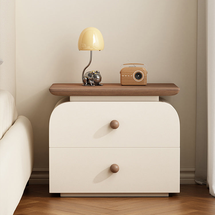 Moderner Mid-Century Nachttisch aus Massivholz & kratzfestem Leder mit rechteckiger Form und 2 Schubladen für das Bett 