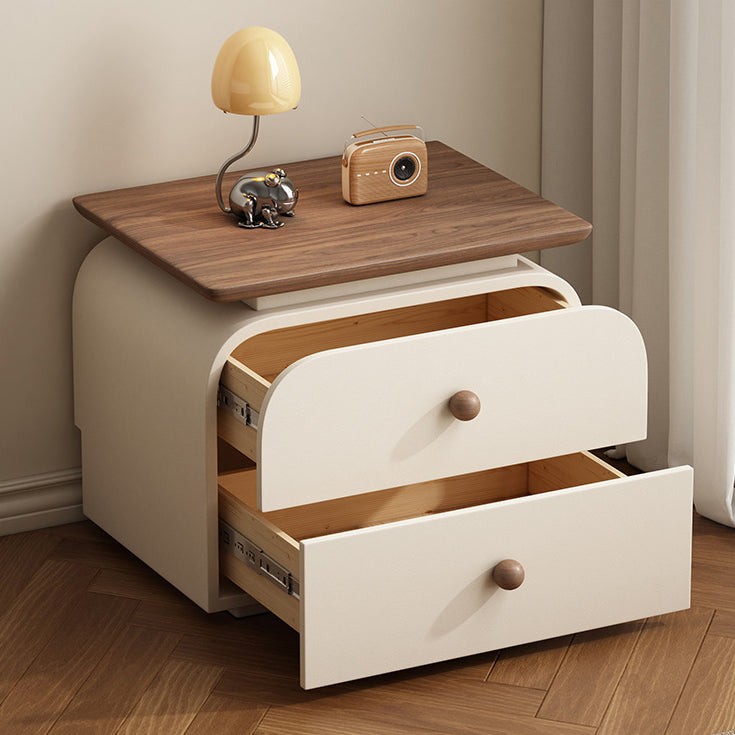Moderner Mid-Century Nachttisch aus Massivholz & kratzfestem Leder mit rechteckiger Form und 2 Schubladen für das Bett 