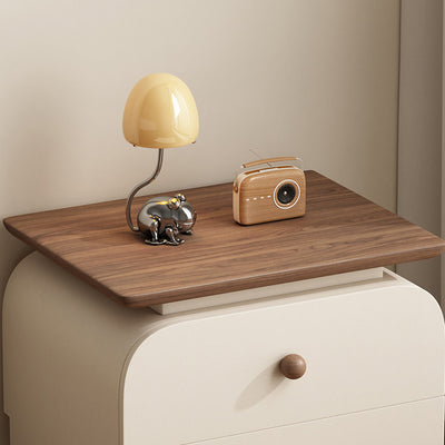 Moderner Mid-Century Nachttisch aus Massivholz & kratzfestem Leder mit rechteckiger Form und 2 Schubladen für das Bett 