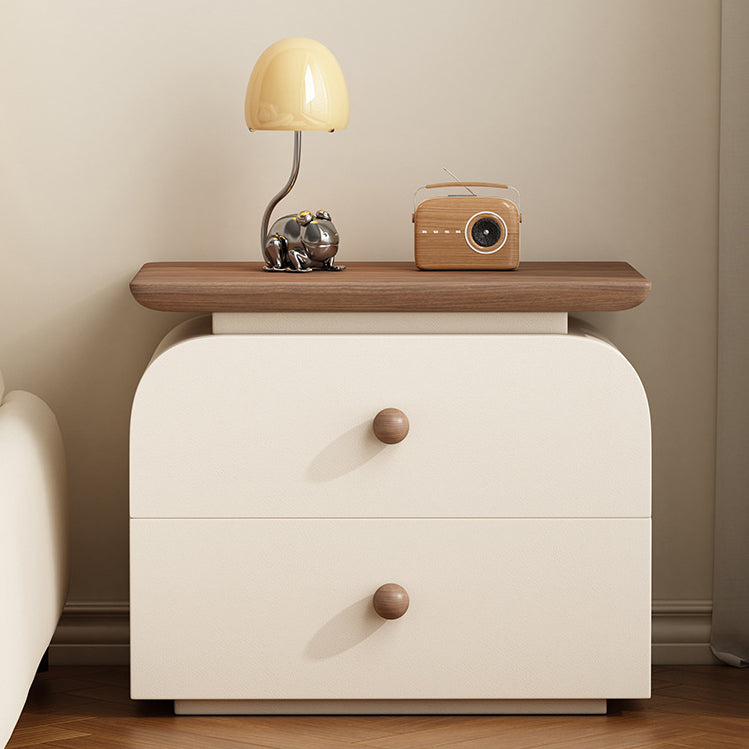 Moderner Mid-Century Nachttisch aus Massivholz & kratzfestem Leder mit rechteckiger Form und 2 Schubladen für das Bett 