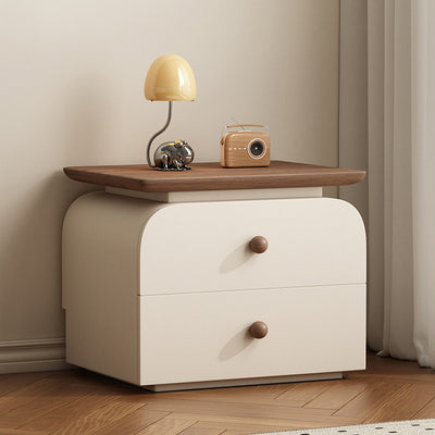 Moderner Mid-Century Nachttisch aus Massivholz & kratzfestem Leder mit rechteckiger Form und 2 Schubladen für das Bett 
