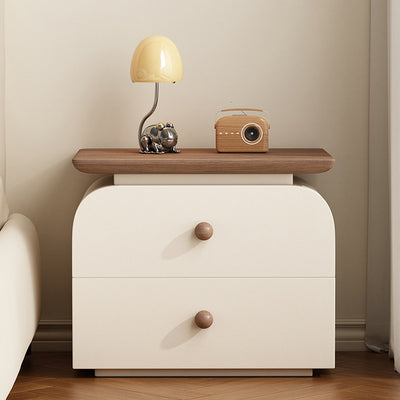 Moderner Mid-Century Nachttisch aus Massivholz & kratzfestem Leder mit rechteckiger Form und 2 Schubladen für das Bett 