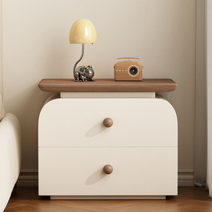 Moderner Mid-Century Nachttisch aus Massivholz & kratzfestem Leder mit rechteckiger Form und 2 Schubladen für das Bett 