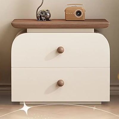 Moderner Mid-Century Nachttisch aus Massivholz & kratzfestem Leder mit rechteckiger Form und 2 Schubladen für das Bett 