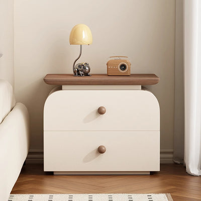 Moderner Mid-Century Nachttisch aus Massivholz & kratzfestem Leder mit rechteckiger Form und 2 Schubladen für das Bett 