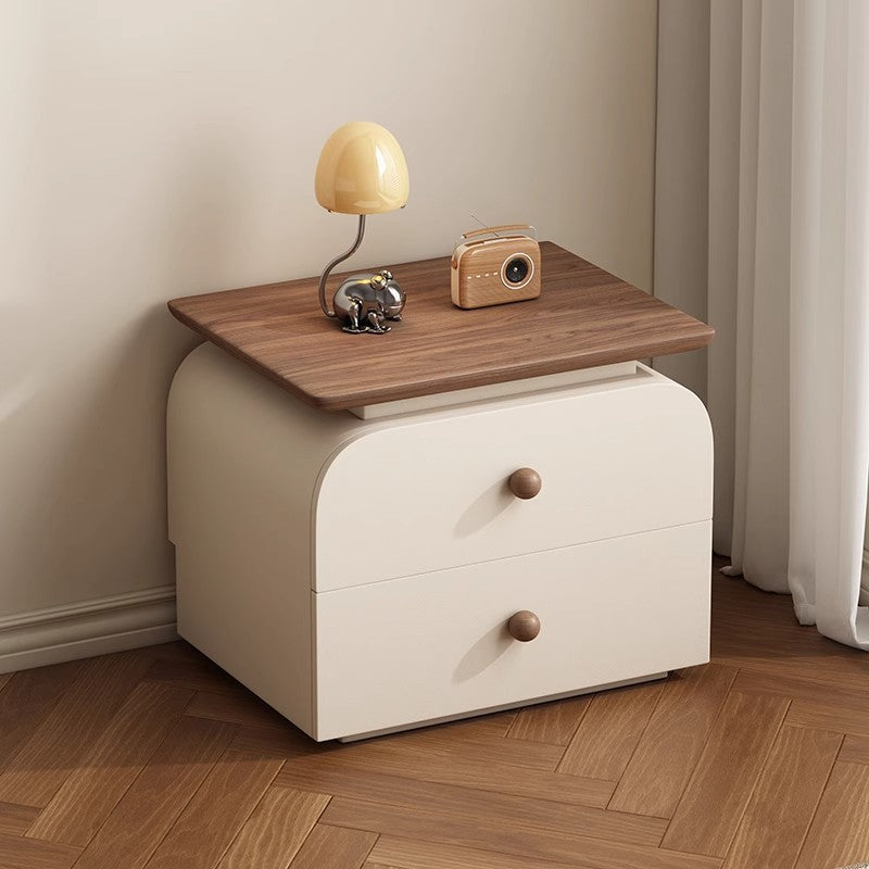 Moderner Mid-Century Nachttisch aus Massivholz & kratzfestem Leder mit rechteckiger Form und 2 Schubladen für das Bett 