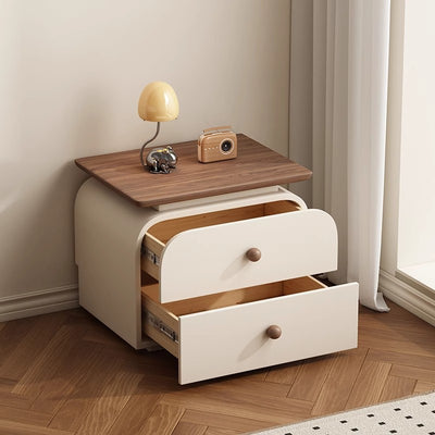 Moderner Mid-Century Nachttisch aus Massivholz & kratzfestem Leder mit rechteckiger Form und 2 Schubladen für das Bett 