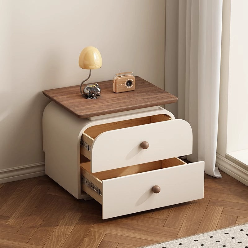 Moderner Mid-Century Nachttisch aus Massivholz & kratzfestem Leder mit rechteckiger Form und 2 Schubladen für das Bett 