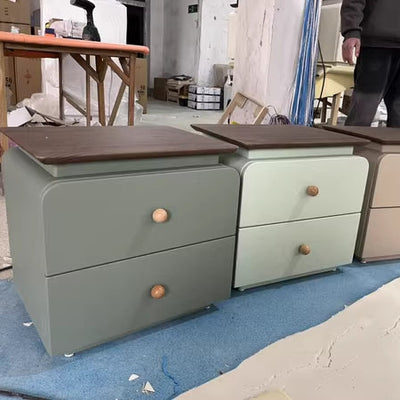 Moderner Mid-Century Nachttisch aus Massivholz & kratzfestem Leder mit rechteckiger Form und 2 Schubladen für das Bett 