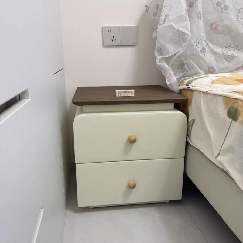 Moderner Mid-Century Nachttisch aus Massivholz & kratzfestem Leder mit rechteckiger Form und 2 Schubladen für das Bett 