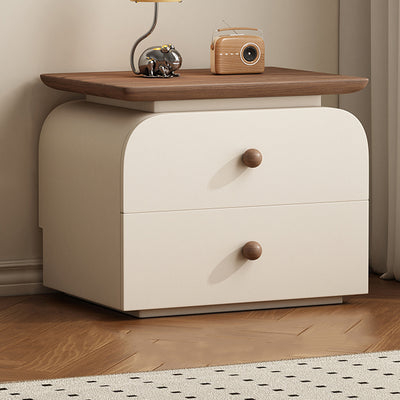 Moderner Mid-Century Nachttisch aus Massivholz & kratzfestem Leder mit rechteckiger Form und 2 Schubladen für das Bett 