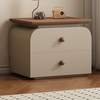 Moderner Mid-Century Nachttisch aus Massivholz & kratzfestem Leder mit rechteckiger Form und 2 Schubladen für das Bett 