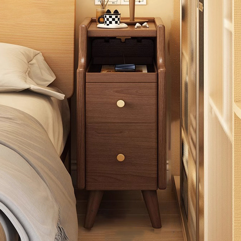Table de chevet rectangulaire étroit en bois de caoutchouc nordique contemporain avec 2 tiroirs et 1 armoire pour le rangement de chevet 