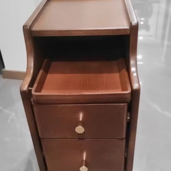 Moderna mesita de noche rectangular estrecha de madera de caucho nórdica contemporánea con 2 cajones y 1 armario para almacenamiento junto a la cama 